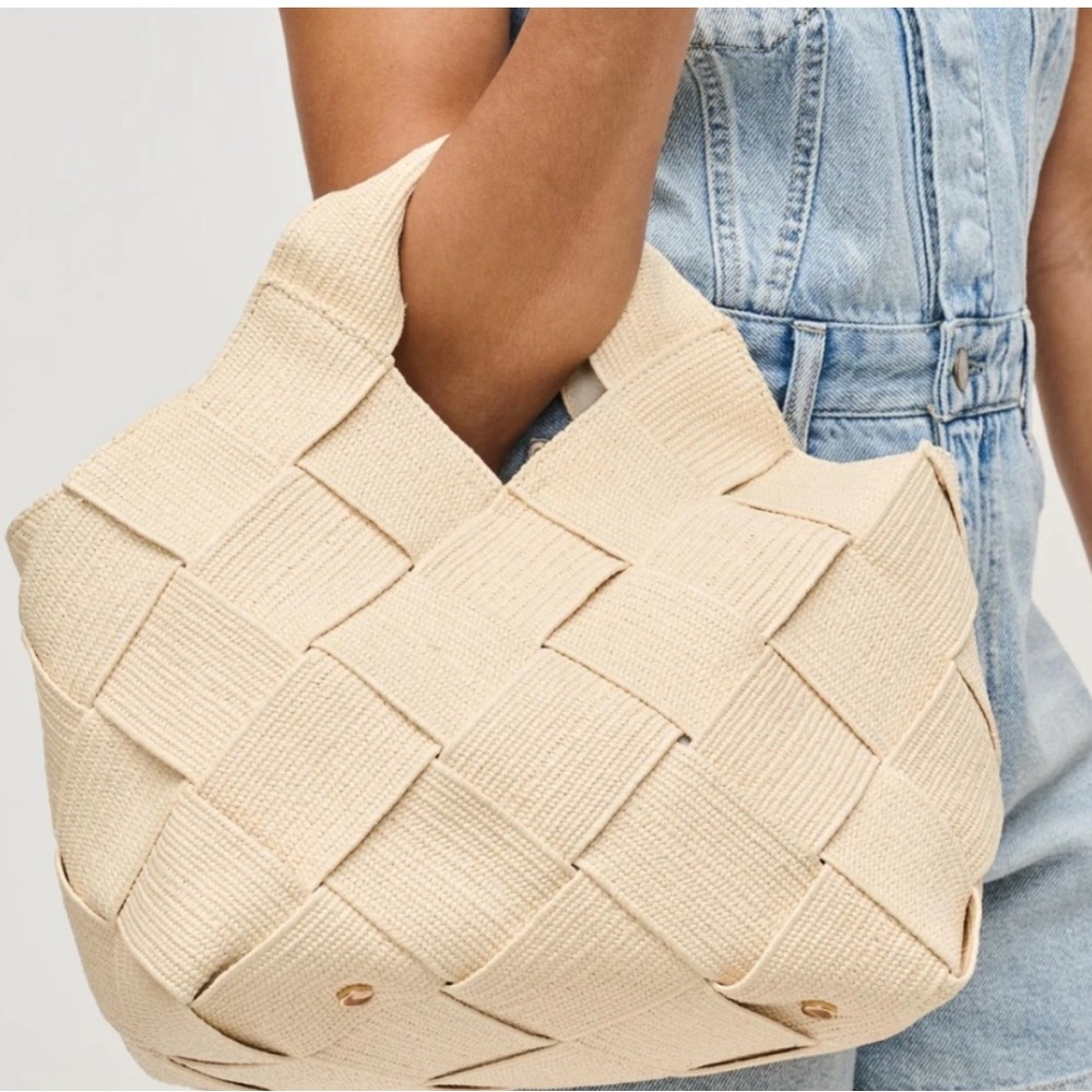 Sol and Selene RESILIENCE - WOVEN STRAW TOTE - Picture 4 of 8